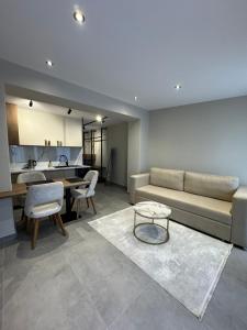 斯库台Nina's Home的客厅里有一张沙发和一张桌子。