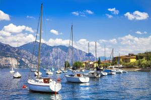 un groupe de bateaux est amarré dans un port dans l'établissement Cinzia Apartment Front Beach - Happy Rentals, à Sirmione 2 autres photos