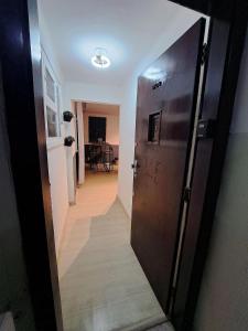 a hallway with a door leading to a room at Flat 776 Cinelândia LAPA VLT Metrô Aeroporto Centro Rio in Rio de Janeiro +2 photos