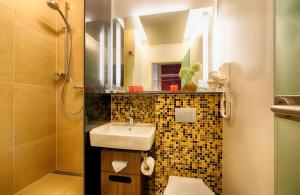 Koupelna v ubytování Leonardo Hotel & Residenz Muenchen + 37 fotografií