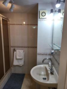 Et badeværelse på Diamond Room Centre Fuengirola 2