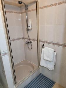 Et badeværelse på Diamond Room Centre Fuengirola 2