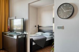 En eller flere senge i et værelse på Airport Residence Amber