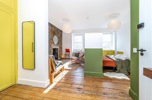 Imagine din galeria proprietății Funky Studio By The Beach în Fife +26 fotografii