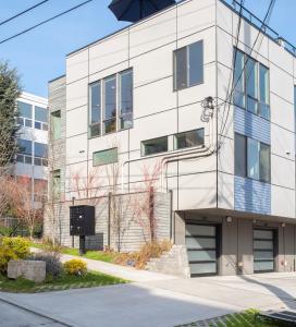 Το κτήριο όπου στεγάζεται  το διαμέρισμα