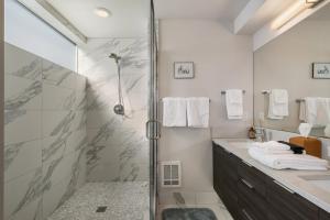 Ένα μπάνιο στο Modern Townhome with Space Needle View +33 φωτογραφίες