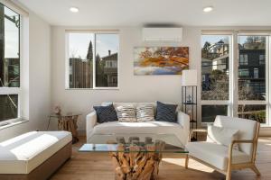 Χώρος καθιστικού στο Modern Townhome with Space Needle View