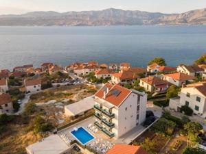 ポスティラにあるApartments Jakovの水辺の町の航空写真