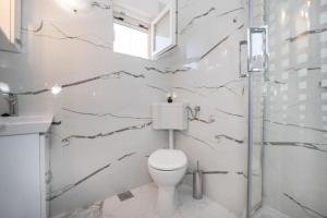 ポスティラにあるApartments Jakovのトイレと洗面台を備えた白いバスルーム +28枚の写真
