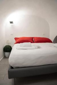 1 cama blanca grande con almohadas rojas en una habitación en NEW Mini Loft per 3 a Roma centro, en Roma