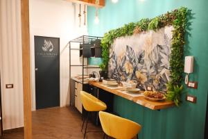 パレルモにあるCala Sikula Suite &SPAの壁に植物のカウンターが付いた部屋