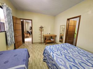 En eller flere senge i et værelse på Acomodação Ji-Paraná próximo a Havan