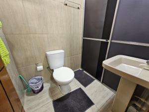 Et badeværelse på Acomodação Ji-Paraná próximo a Havan + 12 billeder