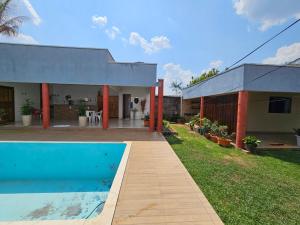 Swimmingpoolen hos eller tæt på Acomodação Ji-Paraná próximo a Havan