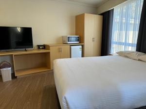 TV a/nebo společenská místnost v ubytování Dandenong Motel