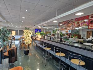 ein Restaurant mit Bar, Stühlen und Tischen in der Unterkunft Hotel de castrillo LISBOA in Castrillo de la Guareña