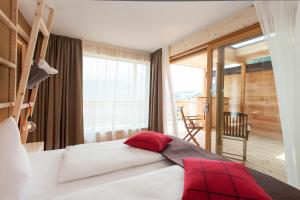Postel nebo postele na pokoji v ubytování Hotel-Chalet Pennhof