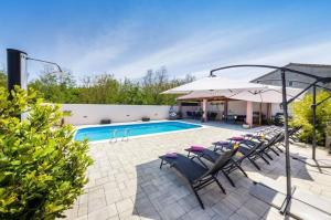 Bazén v ubytovaní House Luxury Villa with pool alebo v jeho blízkosti