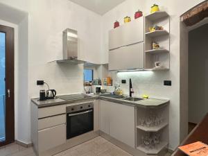 Η κουζίνα ή μικρή κουζίνα στο Venus Two-Floored Stylish Apartment in the City Center