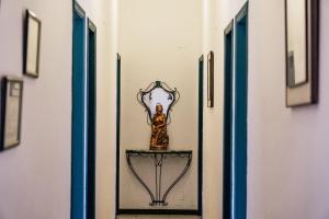 a vase sitting on a table in a hallway at Pousada Encanto de Tiradentes in Tiradentes