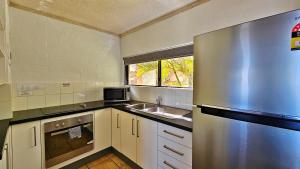 Η κουζίνα ή μικρή κουζίνα στο Riverview Holiday Apartment 14 - Kalbarri WA