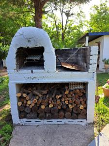 a brick oven filled with logs in a yard at ALOJAMIENTO SERRANO in Villa Giardino