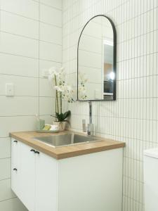 un baño con lavabo y espejo en The Resort at Dolphin Heads, en Mackay