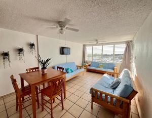 ルキリョにあるBeachfront condo at Costa Azulのリビングルーム(テーブル付)、ダイニングルーム
