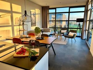 a kitchen and living room with a table with vegetables on it at Enkhuizer Strand Chalet WolkeSieben Dritte Reihe mit Zaun Hausnr 202 in Enkhuizen