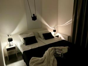 a small bedroom with two beds and two lamps at Enkhuizer Strand Chalet WolkeSieben Dritte Reihe mit Zaun Hausnr 202 in Enkhuizen