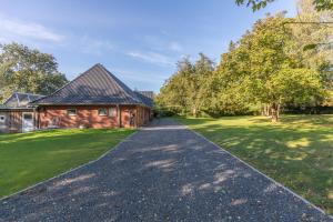 a driveway leading to a house at Kommodig veer in Husum