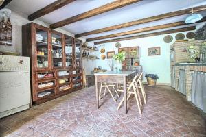 cocina con mesa y sillas en una habitación en La Tavernetta, en Santa Venerina