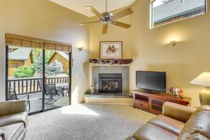 a living room with a tv and a fireplace at Pinetop Lakes Golf Club Cabin with Central AandC in Pinetop