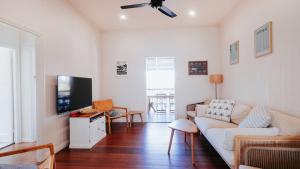 TV a/nebo společenská místnost v ubytování The Ultimate Beachfront Holiday Pad