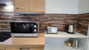 ロマンヴィルにあるL'Écrin Parisien - Proche Métro -Direct Paris - 4 personnesの電子レンジ