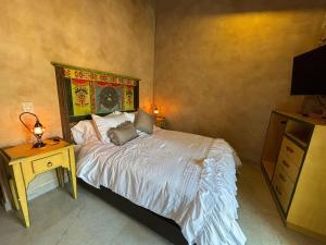 Postel nebo postele na pokoji v ubytování Suite Raffaello: Diseño y Comodidad en Val'Quirico