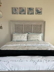 Ένα ή περισσότερα κρεβάτια σε δωμάτιο στο Le Madame Bleu