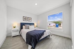 Postel nebo postele na pokoji v ubytování New! Few Minutes To Downtown, 10 To The Beach!