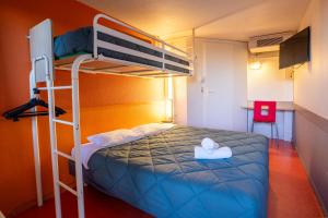 Un dormitorio con una litera con escalera. en Premiere Classe Laon, en Laon