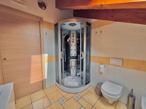 アジェーロラにあるHome Sweet Home Apartmentのバスルーム(トイレ、マシン付)