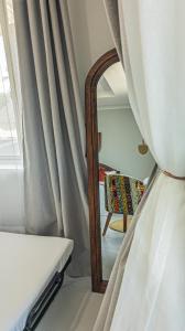 Spacious Beachfront Condo -AC - WIFI, Uroa Escape Zanzibar客房内的一张或多张床位