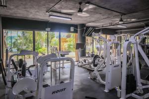 Fitnesscentret og/eller fitnessfaciliteterne på Luxury Studio with Balcony and Rooftop Pool in Best Location