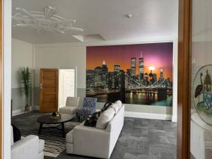 哈士汀4 large bedroom Apartment in the City的客厅里装饰着一幅城市大画