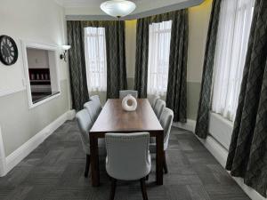 哈士汀4 large bedroom Apartment in the City的有桌子和椅子的餐厅