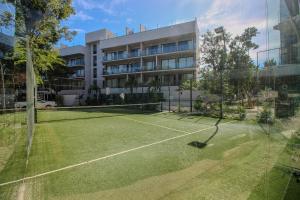 Tennis- og/eller squashfaciliteter på Luxury Studio with Balcony and Rooftop Pool in Best Location eller i nærheden