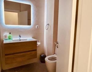 Koupelna v ubytování Lagos Marina View studio apartment on main avenue + 33 fotografií