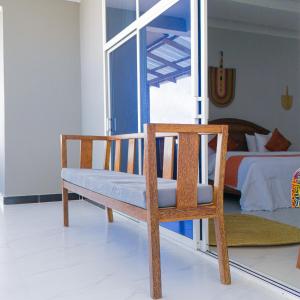 Spacious Beachfront Condo -AC - WIFI, Uroa Escape Zanzibar客房内的一张或多张床位