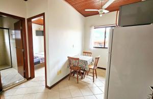 Η κουζίνα ή μικρή κουζίνα στο Encantada Floripa Azul