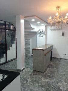 KinshasaにあるL F Suitesのカウンターとシャンデリア付きの部屋