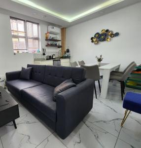 KinshasaにあるL F Suitesのソファとテーブルのあるリビングルーム